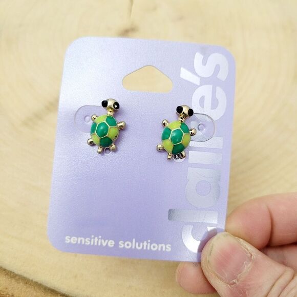 Brand New Claire's Green Turtle Earrings - Picture 1 of 7